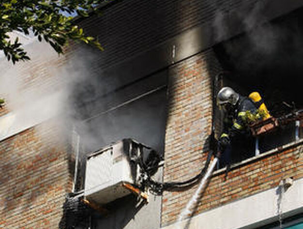 Bomberos intervienen en el incendio de una vivienda en la calle Mar&iacute;a Auxiliadora de la capital.

Foto: Jose Braza
