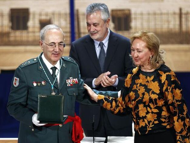 Jos&eacute; Fern&aacute;ndez Ortega, recibe su Medalla de Andaluc&iacute;a.

Foto: Antonio Pizarro