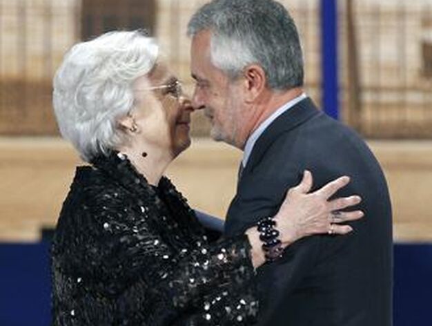 Josefina Molina recibe el abrazo de Gri&ntilde;&aacute;n.

Foto: Antonio Pizarro