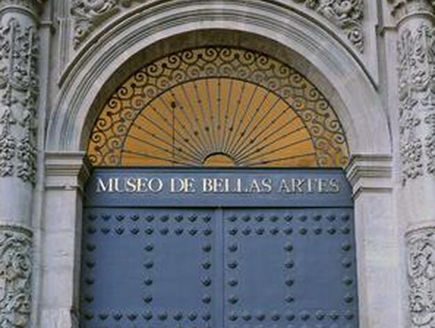 Tres j&oacute;venes cubiertos con paraguas a las puertas del Museo de Bellas Artes.

Foto: Juan Carlos Vazquez