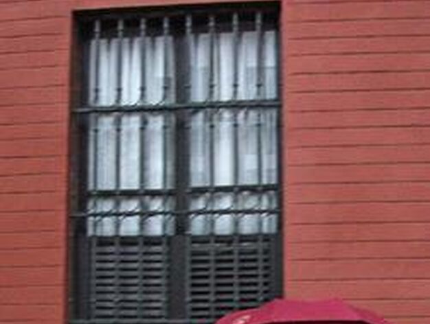 La lluvia cay&oacute; con fuerza a la hora de salida de la Hermandad de Santa Cruz que oblig&oacute; a los hermanos a llegar a la Parroquia con paraguas.

Foto: B.Vargas
