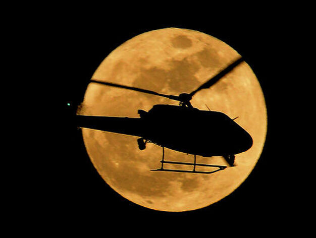 Un helic&oacute;ptero delante de la 'superluna' en Los &Aacute;ngeles./ AFP Photo