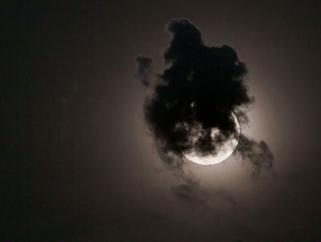 Una nube tapa la 'superluna' en el cielo de Kiev, Ucrania./ Efe