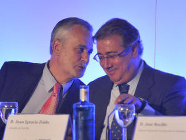 El presidente de la Junta conversa con el alcalde de Sevilla.

Foto: A. Pizarro - M. G&oacute;mez - J.C. V&aacute;zquez - V. Hidalgo