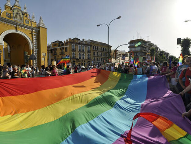 Una bandera gay gigante desplegada a las puertas del Parlamento andaluz. / Manuel G&oacute;mez