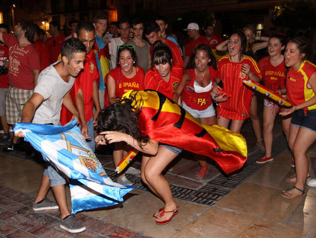 Los aficionados malague&ntilde;os acudieron al Carpena y al centro de la capital para celebrar el triunfo de la selecci&oacute;n.

Foto: Javier Albi&ntilde;ana