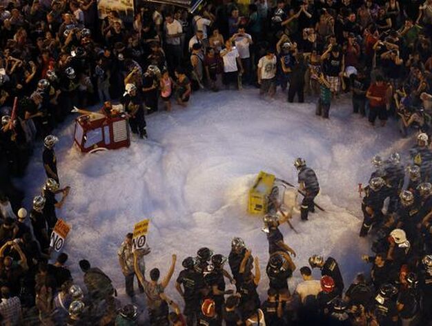 Bomberos llenan el suelo de espuma en la protesta de Barcelona.

Foto: EFE &middot; Reuters &middot; AFP