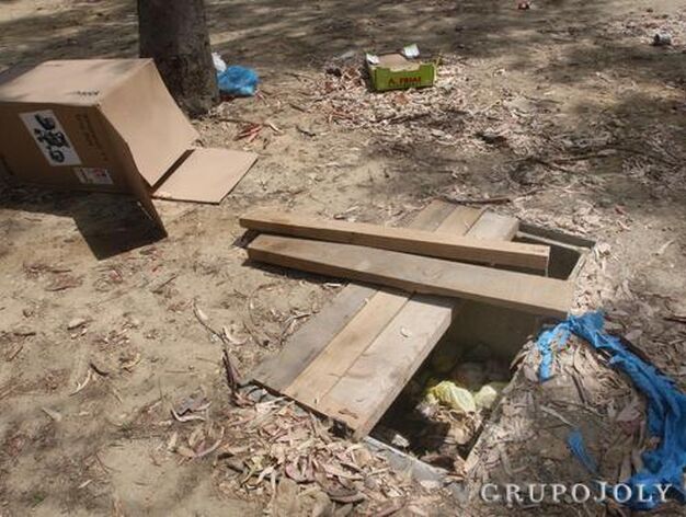 Cajas de cart&oacute;n, pl&aacute;sticos e incluso placas de madera han sido abandonadas en el recinto del parque.

Foto: Paco Guerrero