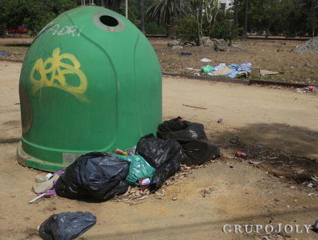Imagen del contenedor de vidrio, que a sus pies se encuentran bolsas de restos de basura.

Foto: Paco Guerrero