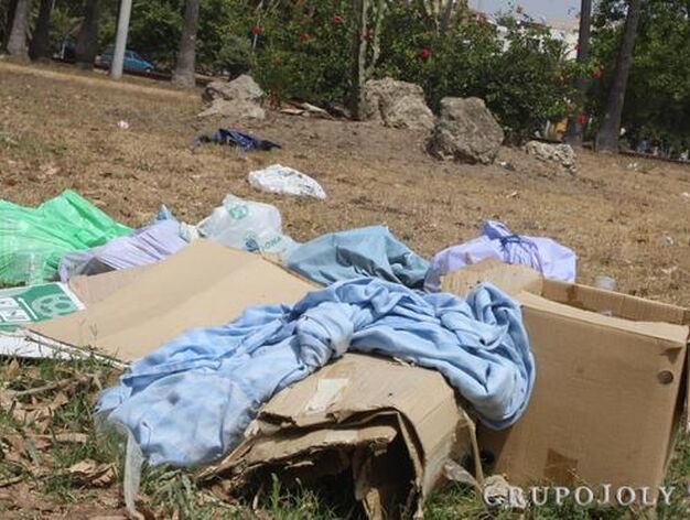 Imagen de cartones, mantas, y bolsas repletas de basura esparcidas por el recinto del parque

Foto: Paco Guerrero