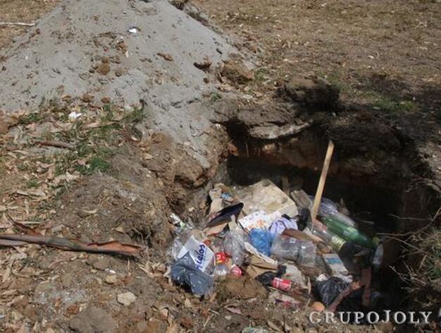 Una imagen de los restos de suciedad de la Velada y las Fiestas en uno de los agujeros de la zona.

Foto: Paco Guerrero