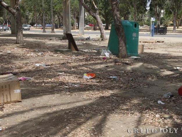 Otra imagen de la suciedad y los restos esparcidos por el suelo del parque, con un contenedor al frente

Foto: Paco Guerrero