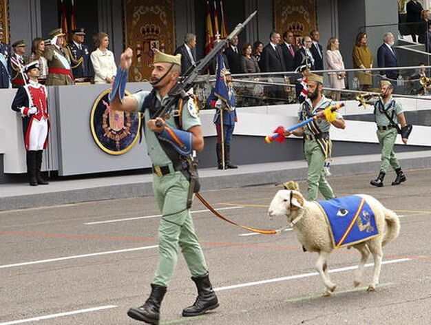 El Rey y la Familia Real presiden el desfile y las celebraciones de la Fiesta Nacional.

Foto: Efe