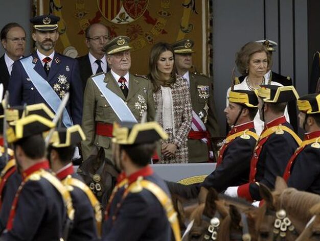 El Rey y la Familia Real presiden el desfile y las celebraciones de la Fiesta Nacional.

Foto: Efe