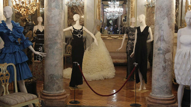 En la exposición, modelo de Sybilla frente a otro de Roberto Verino.