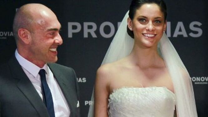 El diseñador junto con la modelo Irina Shayk en la pasarela Gaudí novias. EFE