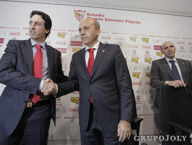Emery y Del Nido se dan la mano en presencia de Monchi.

Foto: Antonio Pizarro