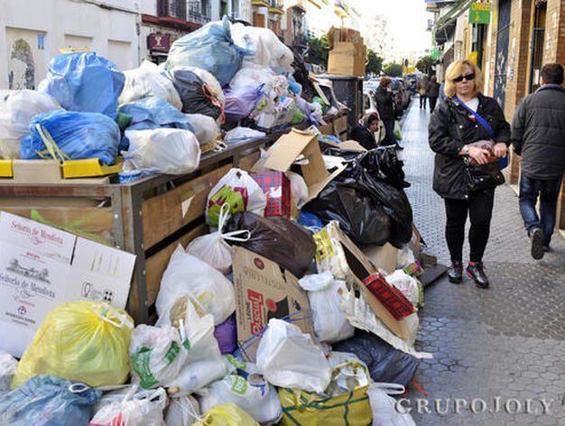 Basura acumulada en las calles en el quinto d&iacute;a de huelga de Lipasam.

Foto: Manuel Gomez