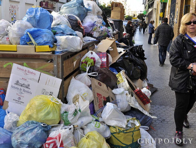 Basura acumulada en las calles en el quinto d&iacute;a de huelga de Lipasam.

Foto: Manuel Gomez