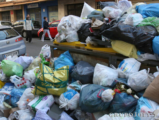 Monta&ntilde;as de basura se acumulan por las calles de Sevilla.

Foto: Jos&eacute; &Aacute;ngel Garc&iacute;a
