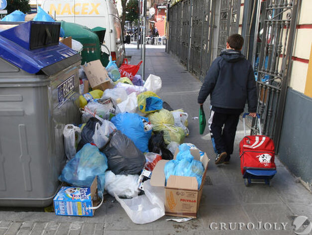Basura acumulada en calles de Los Remedios tras nueve d&iacute;as de huelga.

Foto: Jos&eacute; &Aacute;ngel Garc&iacute;a