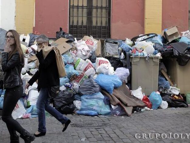 Las monta&ntilde;as de basura empiezan a invadir las calzadas.

Foto: Antonio Pizarro