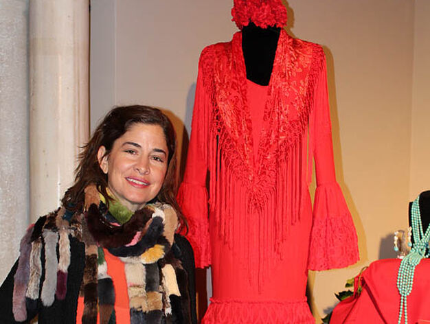 Carmen Ca&ntilde;averal, de la firma Pepa Garrido, con su traje de flamenca rojo.

Foto: Victoria Ram&iacute;rez