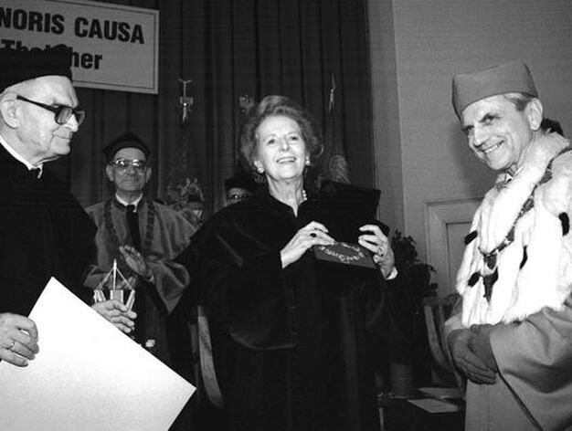 Margaret Thatcher recibe el t&iacute;tulo de Doctor Honoris Causa de la Universidad de Econom&iacute;a de Poznan (Polonia) en 1996.

Foto: EFE