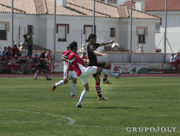 El Algeciras, que sigue l&iacute;der, dejar escapar un 0-2 ante un buen San Roque.

Foto: Fran Montes