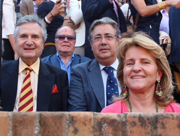 El empresario Rafael Carri&oacute;n, el alcalde de Sevilla, Juan Ignacio Zoido, y su esposa, Beatriz Alc&aacute;zar.

Foto: Victoria Ram&iacute;rez