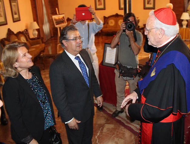 El cardenal Carlos Amigo Vallejo saluda al alcalde de Sevilla y a su esposa, Beatriz Alc&aacute;zar.

Foto: Victoria Ram&iacute;rez