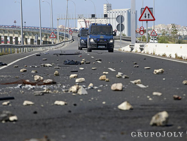 Los trabajadores del astillero de Puerto Real destrozaron el carril reversible y provocaron el colapso de la Bah&iacute;a.

Foto: Julio Gonz&aacute;lez