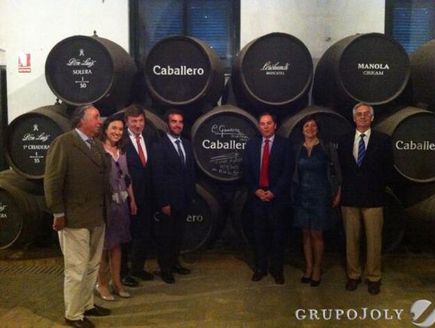 La alcaldesa de Logro&ntilde;o y el presidente del Consejo de Rioja, junto a los responsables del Grupo Caballero.

Foto: Andres Mora - Fito Carreto