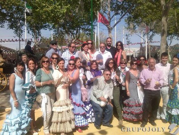 Un grupo de profesores del centro educativo Safa-San Luis, compartiendo una estupenda jornada de Feria en el recinto de Las Banderas.
