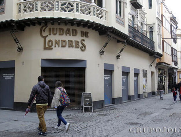 El edificio Ciudad de Londres, en Cuna, esquina con Cerrajer&iacute;a. 

Foto: Diario de Sevilla