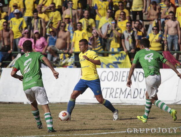 Airam conduce la pelota ante Palero y Gonzalo. 

Foto: LOF