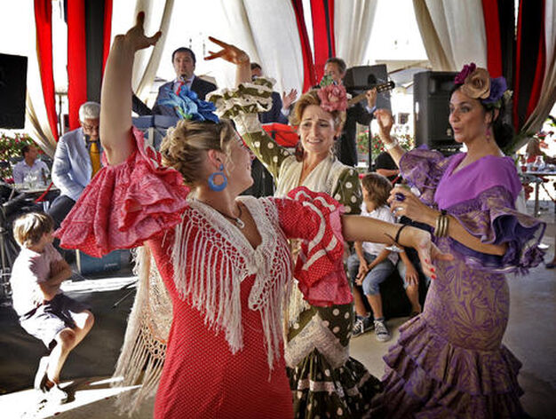 Tres mujeres vestidas de flamencas bailan por sevillanas, gracias a la m&uacute;sica en directo, en el templete de T&iacute;o Pepe

Foto: Miguel Angel Gonzalez