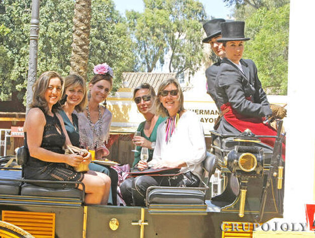 Un grupo de mujeres disfruta de la Feria en un coche de caballos.

Foto: Pascual