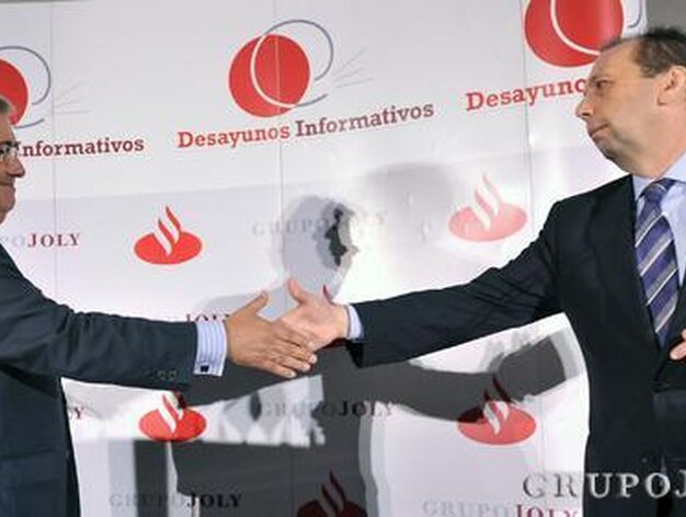 Juan Ignacio Zoido saluda al director de 'Diario de Sevilla', Jos&eacute; Antonio Carrizosa.

Foto: Bel&eacute;n Vargas / Juan Carlos V&aacute;zquez