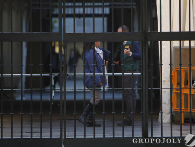 Agentes de la UCO durante el registro de la Diputaci&oacute;n de Sevilla.

Foto: Jos&eacute; &Aacute;ngel Garc&iacute;a