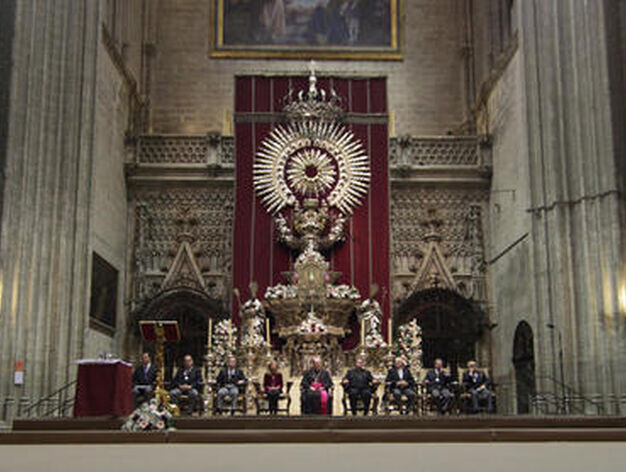 Las im&aacute;genes del acto en la Catedral ante el simpecado del Roc&iacute;o de la Hermandad de Sevilla.

Foto: M.J. Lopez