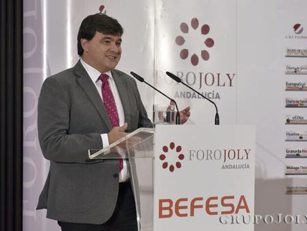 El alcalde de Huelva, Gabriel Cruz, present&oacute; al conferenciante.