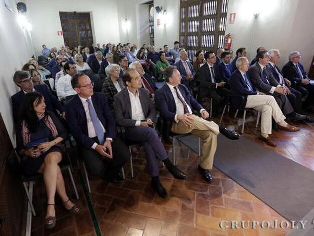 Imagen del p&uacute;blico asistente a la conferencia celebrada en el Palacio de los Marqueses de La Algaba. / Fotos: Juan Carlos Mu&ntilde;oz y Victoria Hidalgo