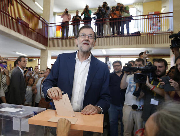 Rajoy ejerce su derecho al voto.

Foto: EFE