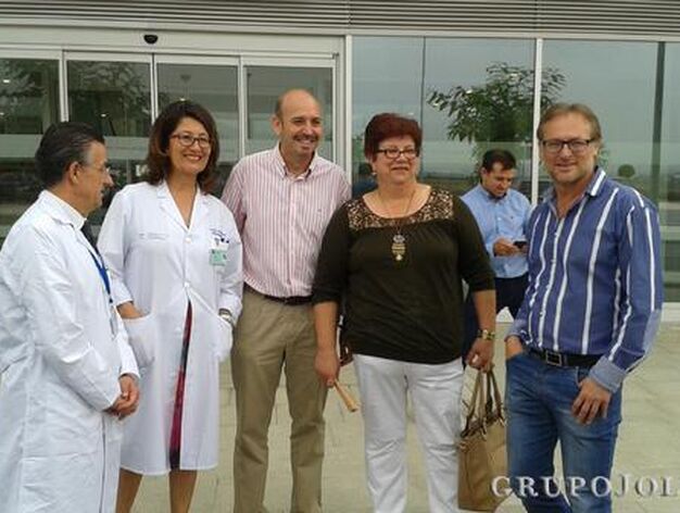Los directivos y alcaldes de C&aacute;rtama y &Aacute;lora con la primera paciente del centro.

Foto: Leonor Garc&iacute;a