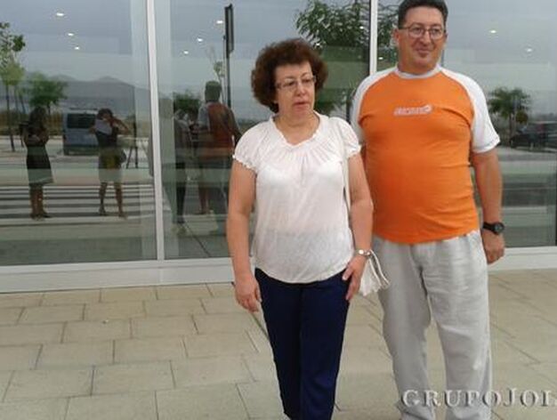 Salvadora Marmolejo y su marido, antes de entrar al hospital.

Foto: Leonor Garc&iacute;a