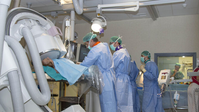Un paciente es atendido por el  equipo de Neurorradiología Intervencionista mediante alta tecnología.