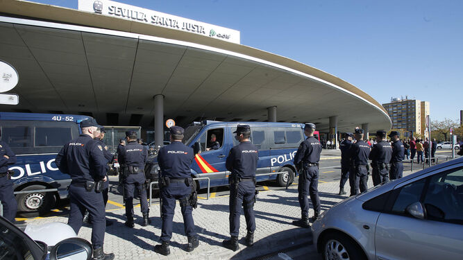 La Policía, ante la estación de Santa Justa.