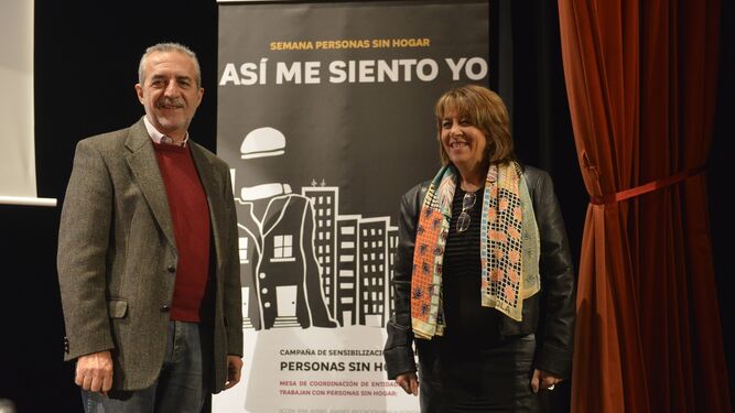 El concejal de Bienestar Social y Empleo, Juan Manuel Flores, y la secretaria general de Servicios Sociales de la Junta, Purificación Gálvez.