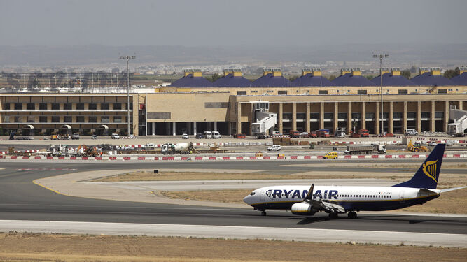 Un avión de Ryanair, en las pistas del aeropuerto de San Pablo.